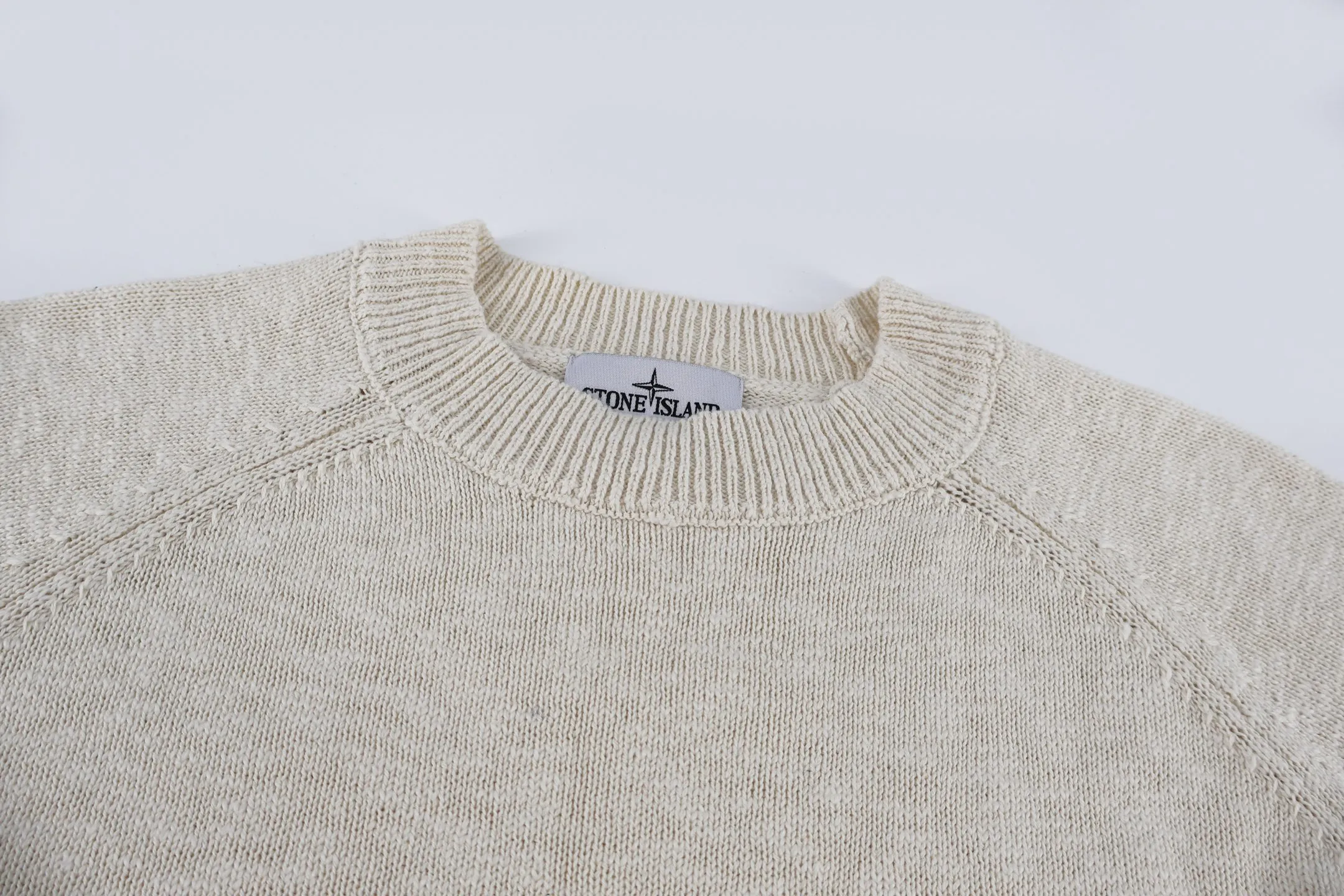 P460 Stone Island Stone Island embroidered sweater (apricot). The original version was purchased and developed for 4,050 yuan. It is woven with yarn knitted from 58% wool and 42% nylon. The classic navy blue tone outlines a simple silhouette, and the raglan sleeve design takes into account both wearing comfort and the beauty of the shoulder line. The white embroidered brand logo and starburst pattern on the chest form a visual highlight, and the delicate stitching shows the craftsmanship. The selected knitted fabric is soft and skin-friendly, and the ribbed collar, cuffs and hem enhance the stiffness of the silhouette. Whether worn alone or layered, you can easily create a daily look that combines functionality and style. Size:S-M-L